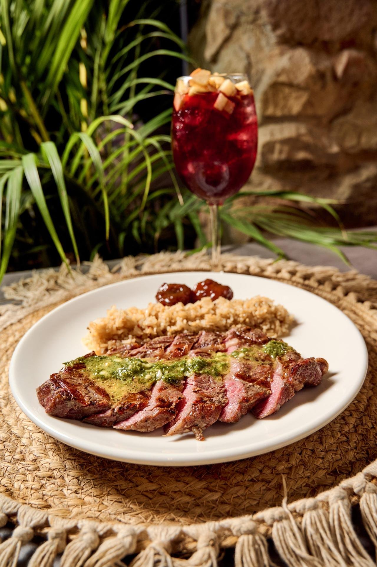 Corte de res en cocción rosada con chimichurri panameño y arroz