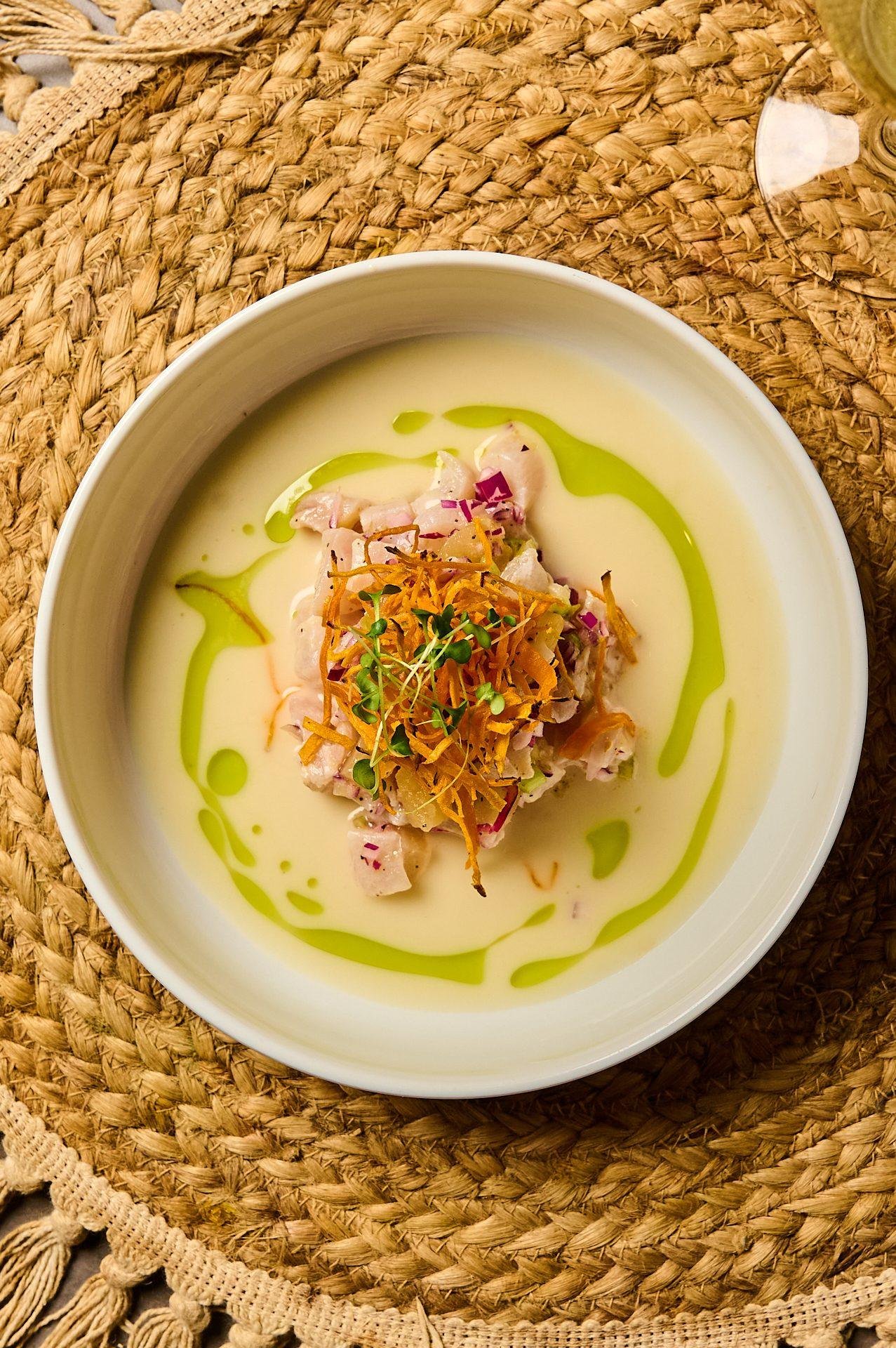 Ceviche de corvina con leche de tigre de coco e hilos de plátano crujiente