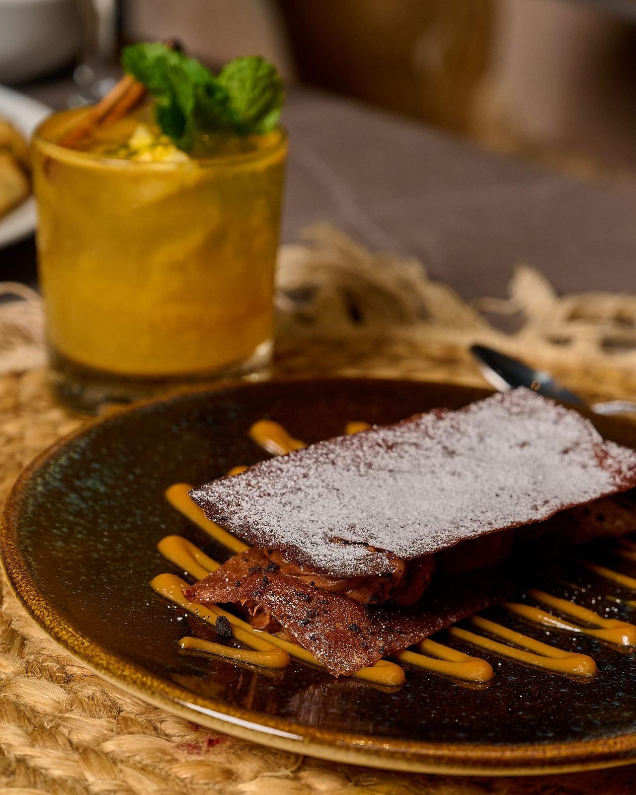 Costillas glaseadas con azúcar en polvo sobre salsa de maracuyá