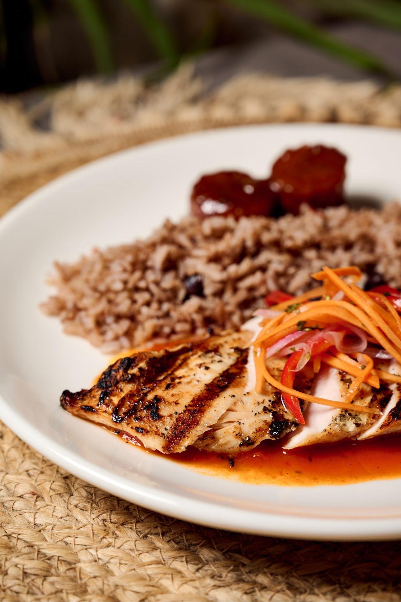 Ropa vieja panameña con arroz con coco y guandú