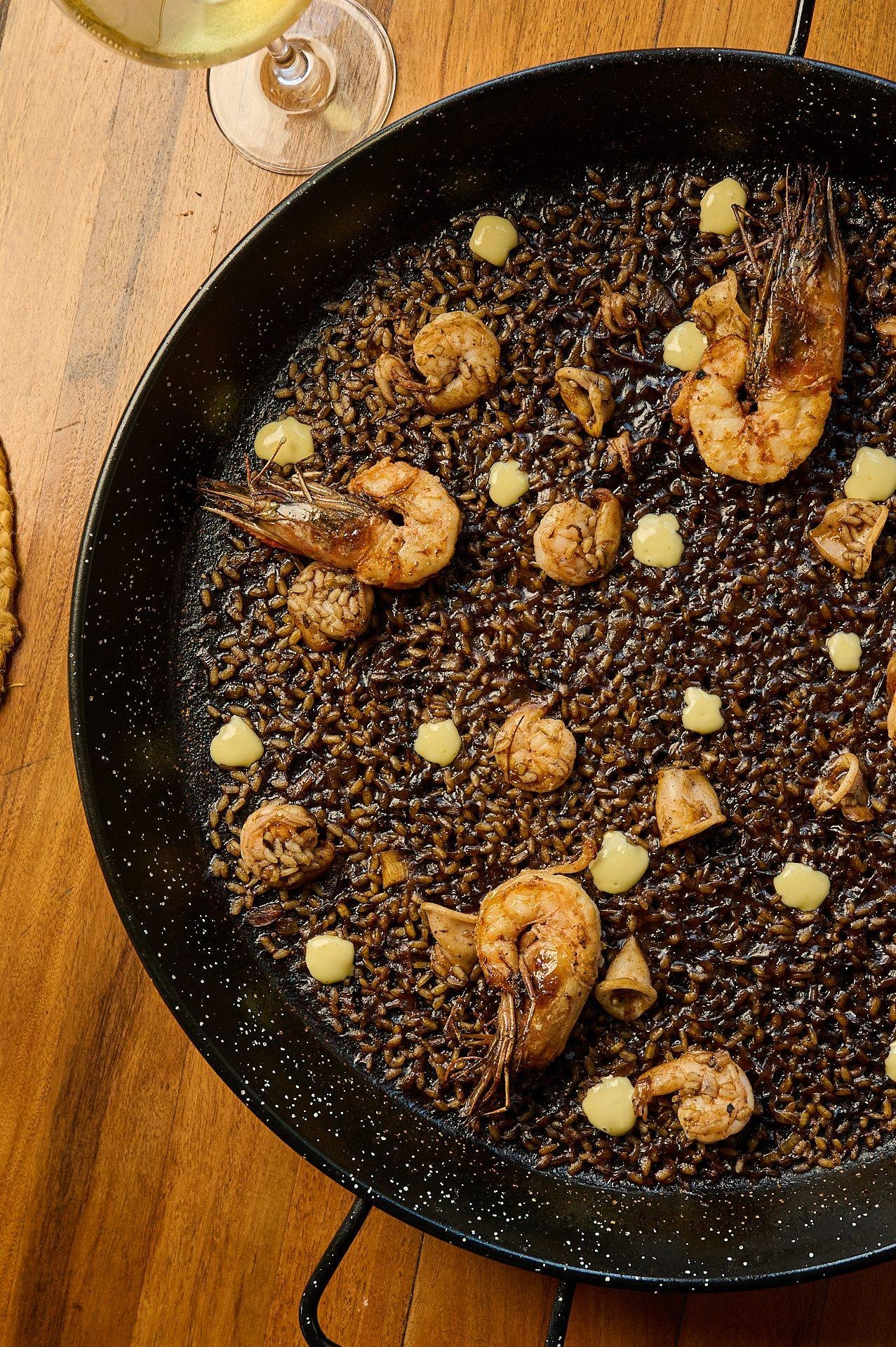 Detalle del arroz negro con langostinos y puntos de alioli