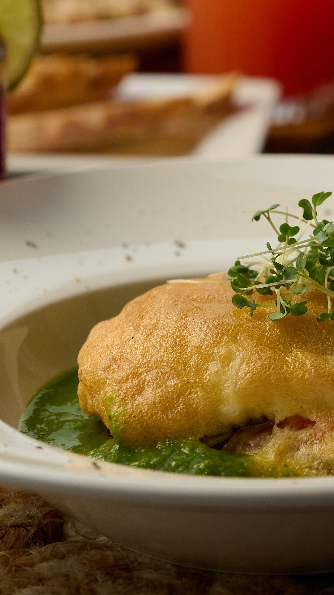 Buñuelo de bacalao sobre salsa verde de perejil
