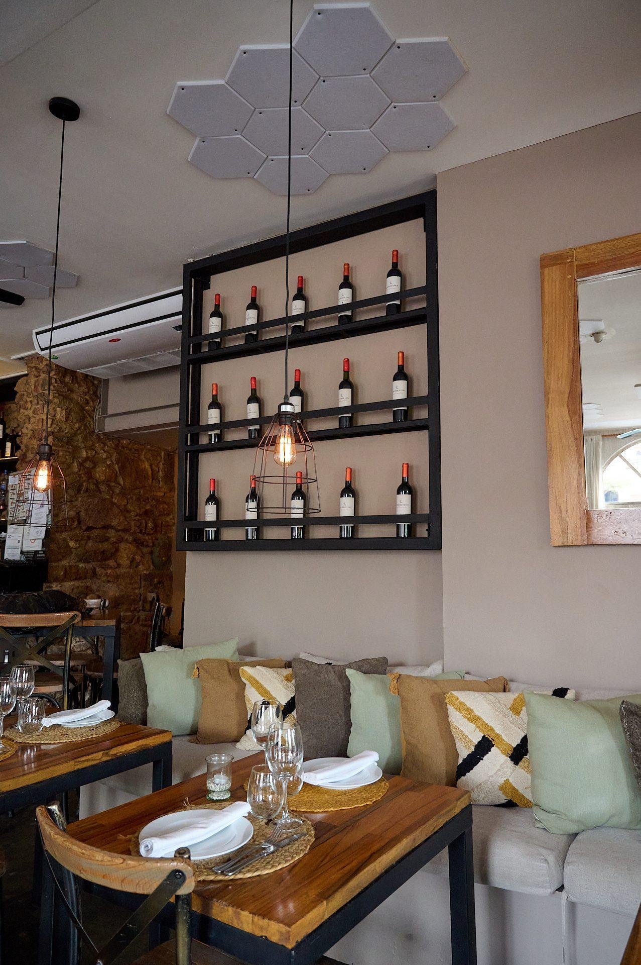 Barra de Santa Rita con estantería de vinos españoles y argentinos