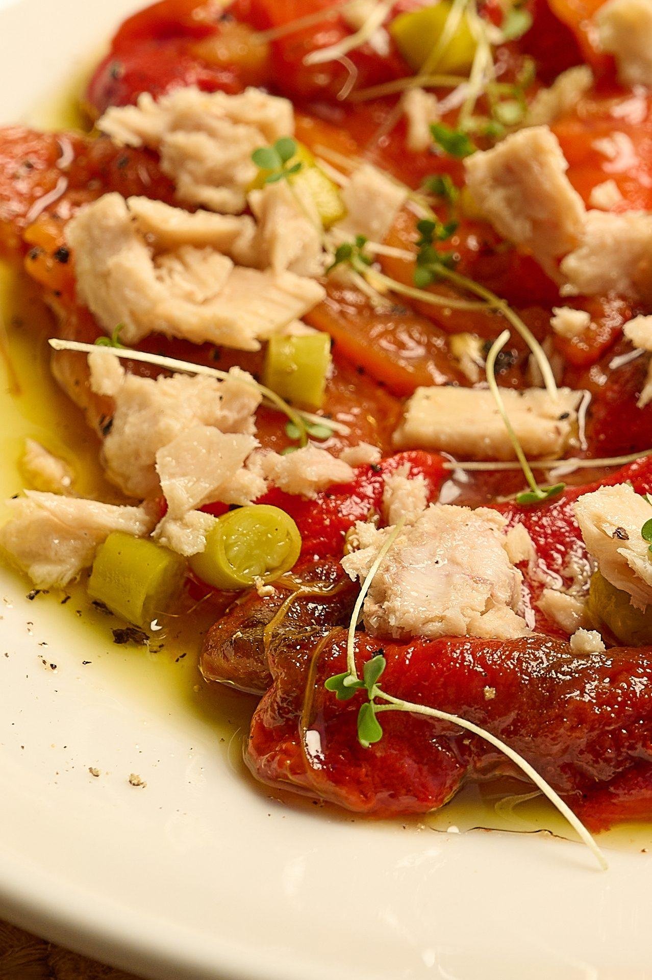 Carpaccio de tomate con ventresca y aceite de oliva